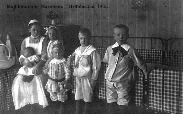 Historisk bild från Majblommans barnhem Gräbbestad 1912.
